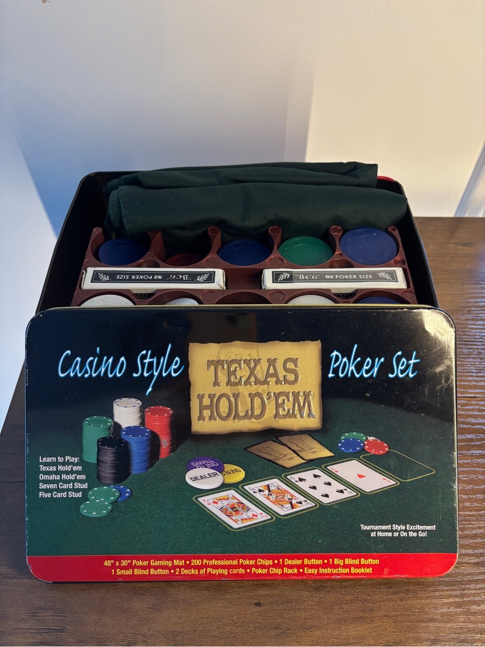 Casino Style Texas Hold'em Poker Set - Green/Blue/Red Chips